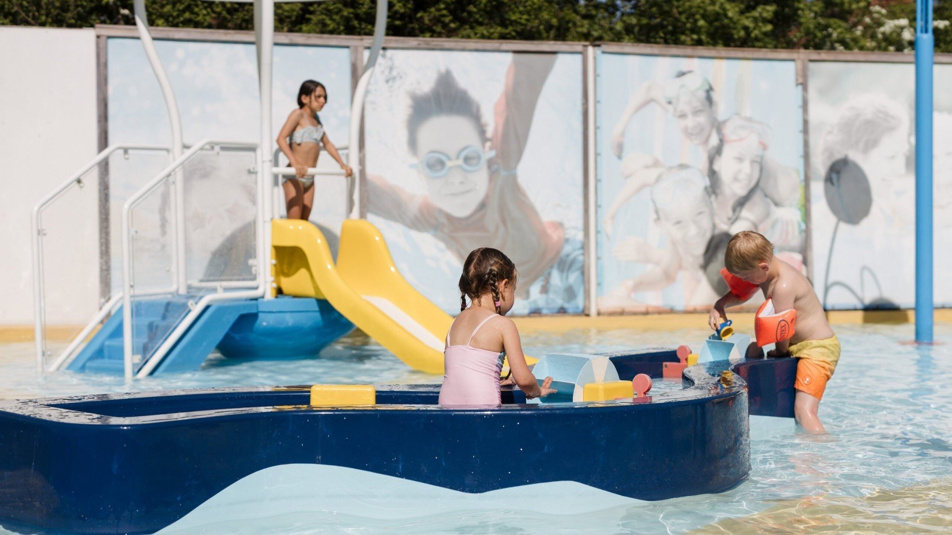 Plons in het zwembad