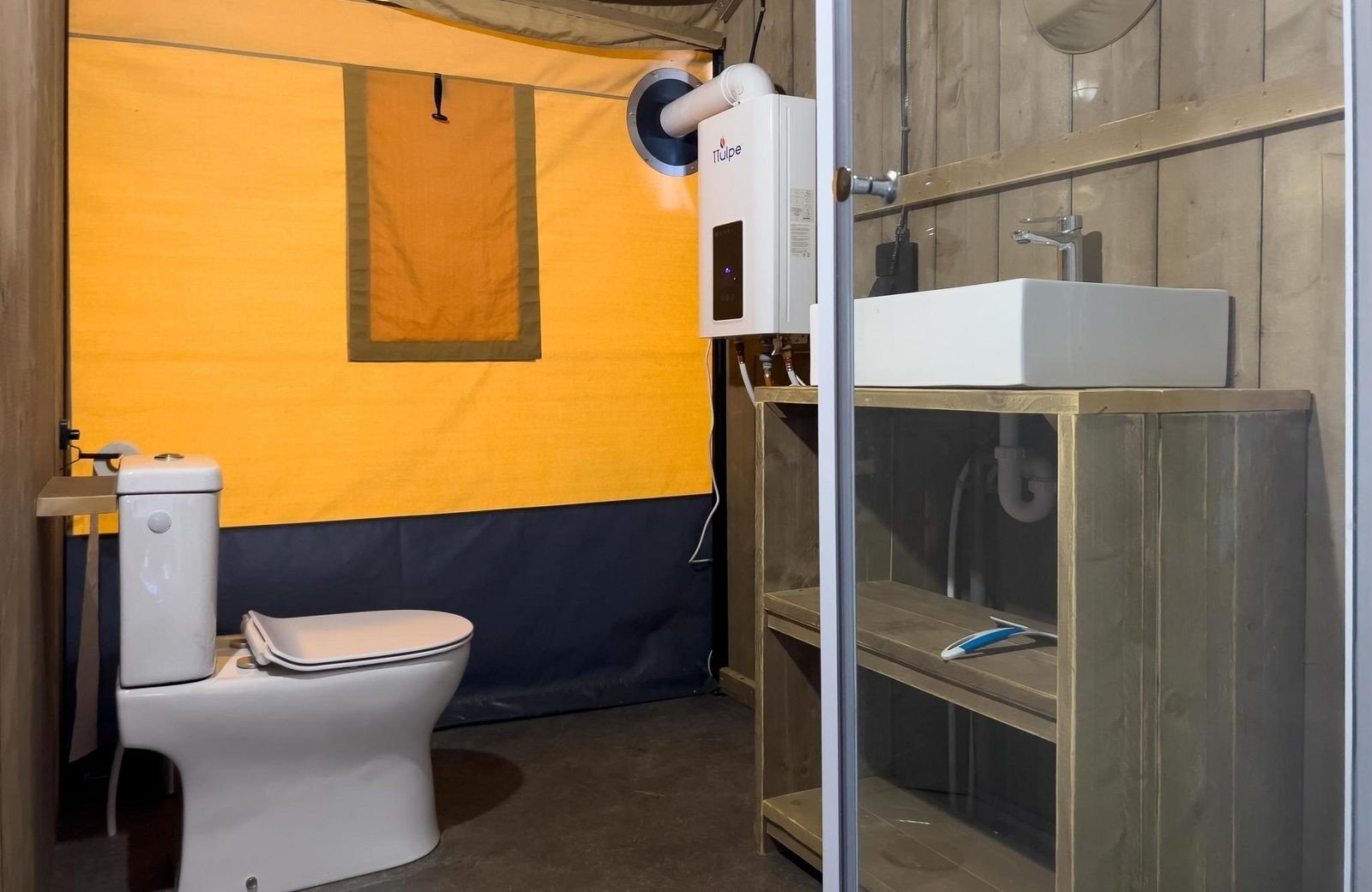 Luxe safaritent met sanitair 6 personen19